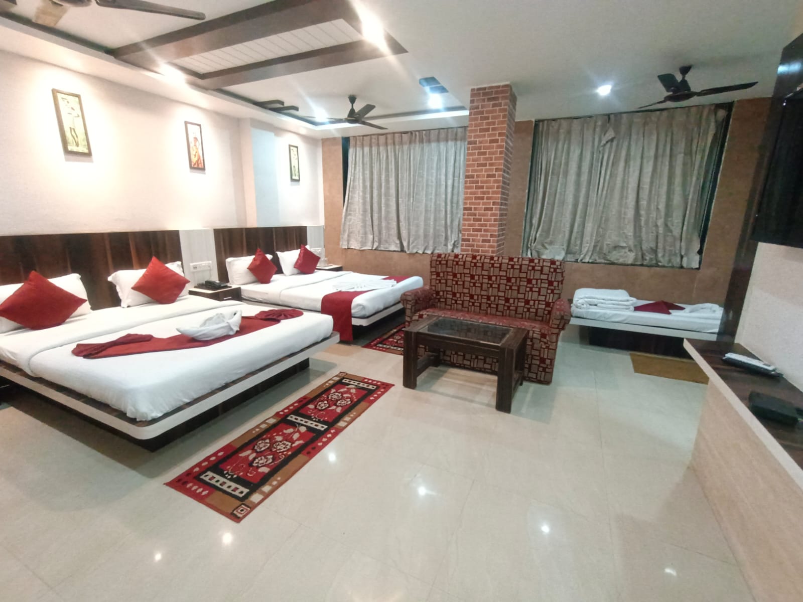 Triple Bed Balcony-Side sea view room